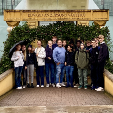 Elever och lärare på utflykt, alla samlade utanför ett museum