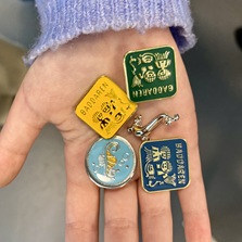 En hand med simmärken klarade från simskolan